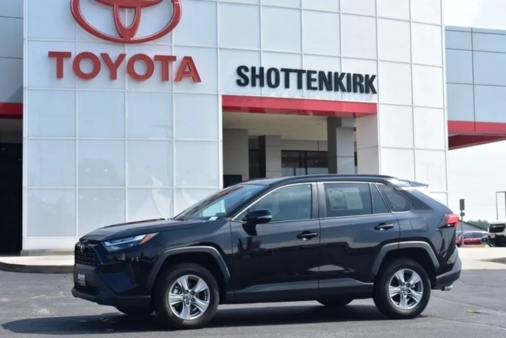 2024 Toyota RAV4 XLE photo 1