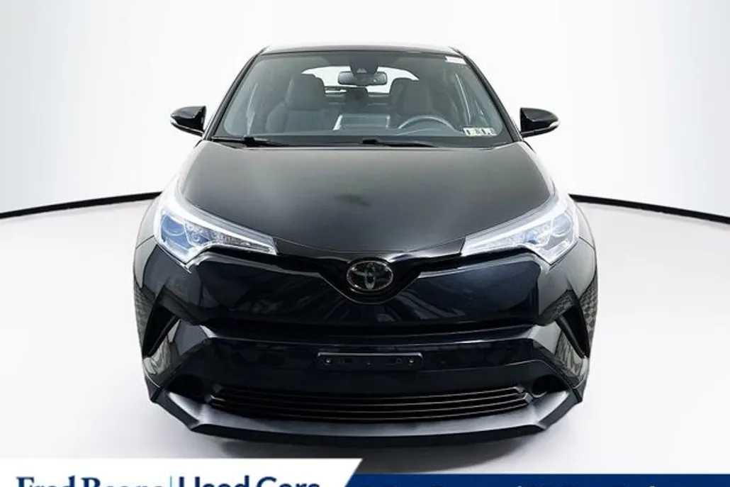 2019 Toyota C-HR LE photo 1