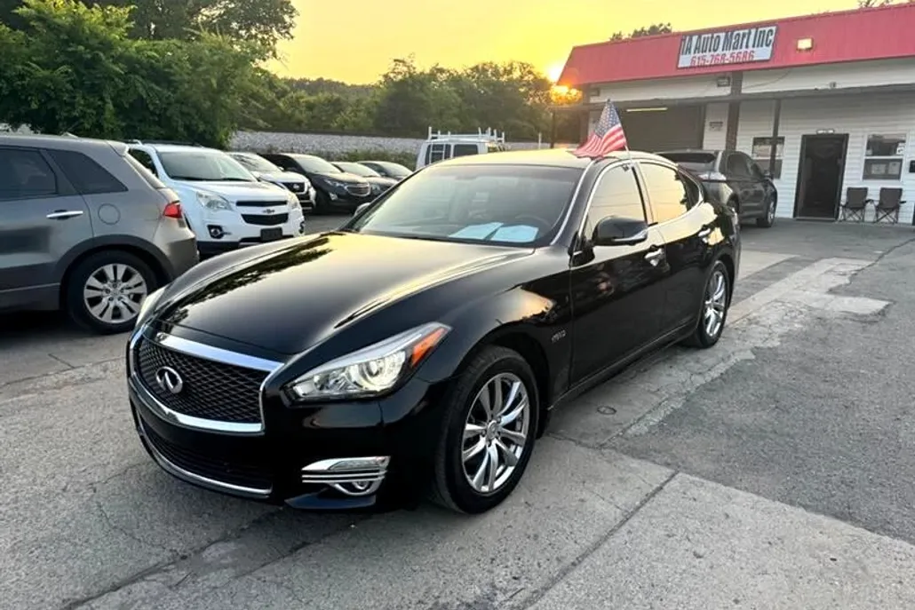 2015 Infiniti Q70 photo 1