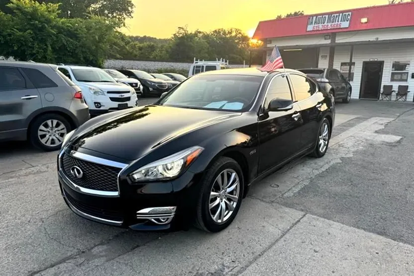 2015 Infiniti Q70 photo 1