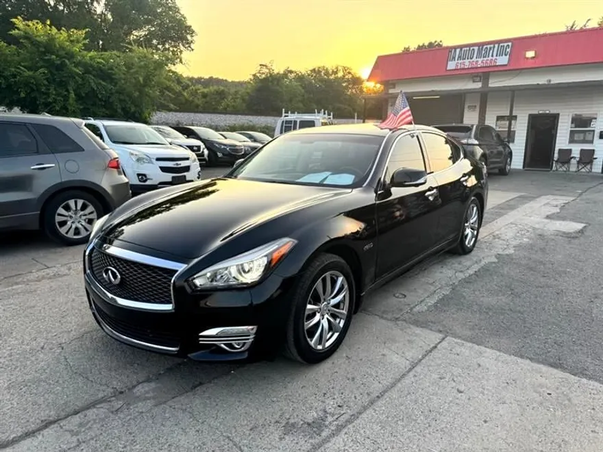 2015 Infiniti Q70 photo 1