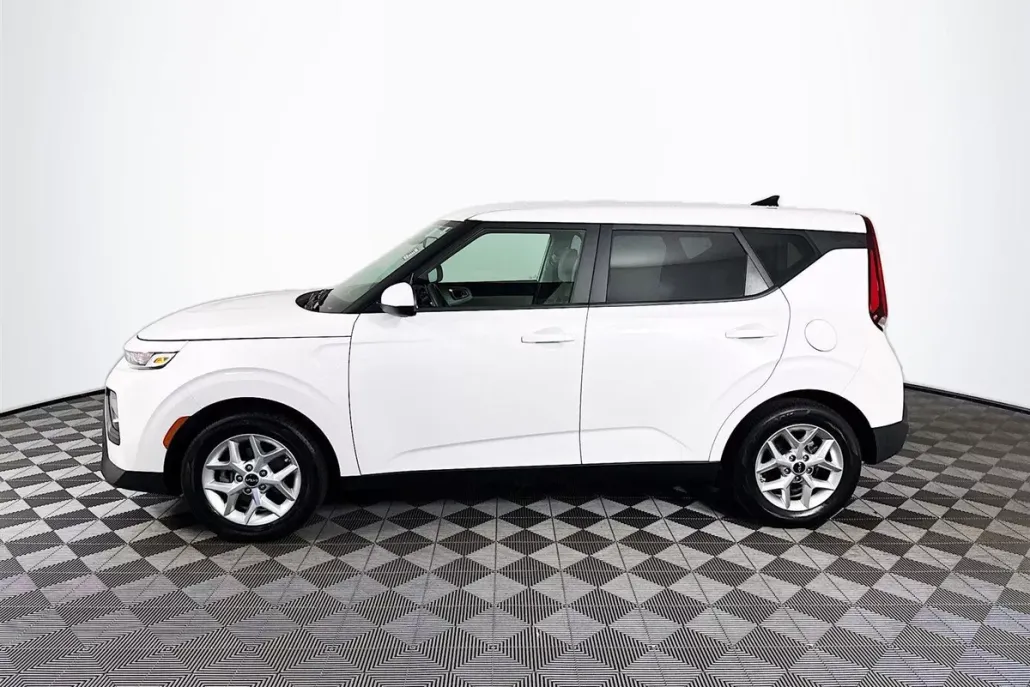 2022 Kia Soul LX photo 1