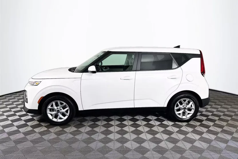 2022 Kia Soul LX photo 1