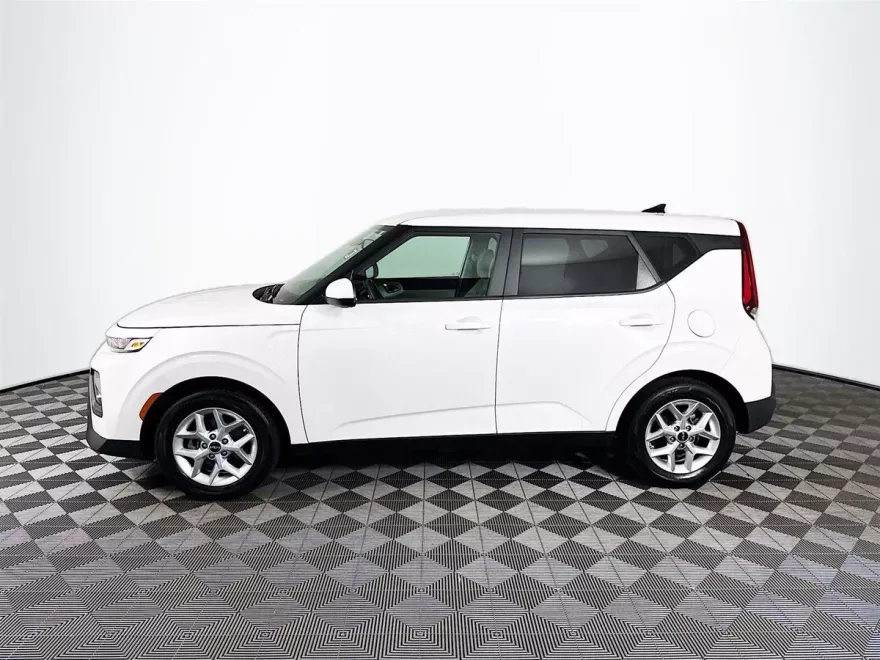 2022 Kia Soul LX photo 1