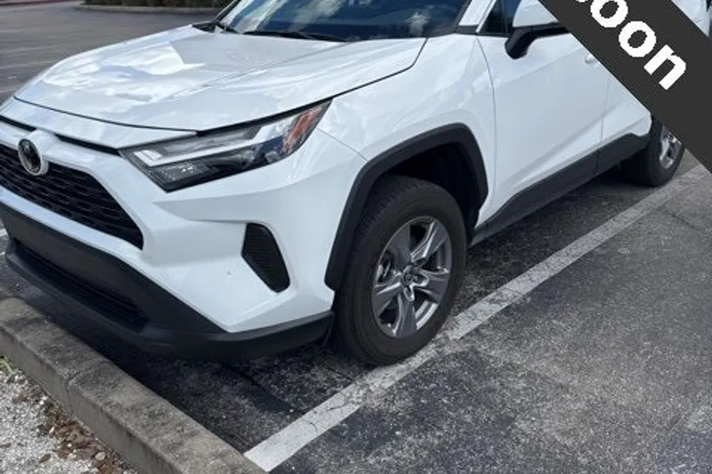2022 Toyota RAV4 XLE photo 1