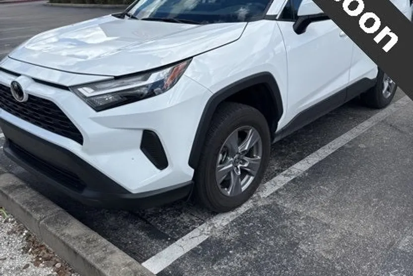2022 Toyota RAV4 XLE photo 1