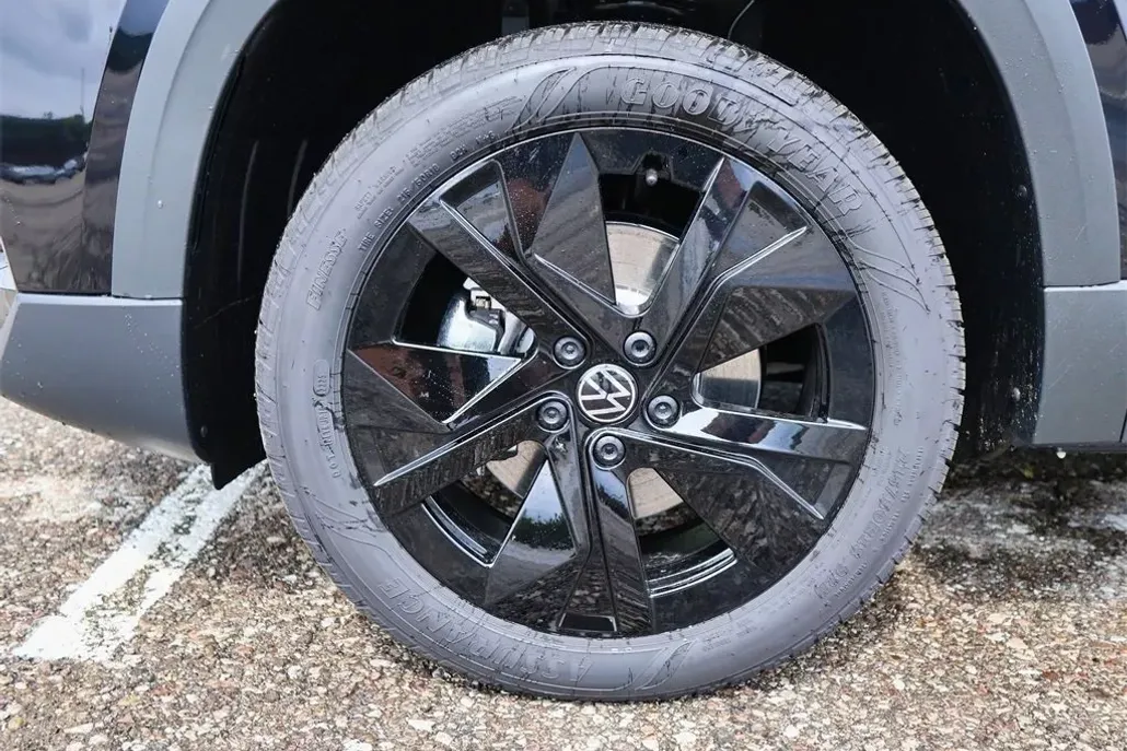 2025 Volkswagen Taos SE photo 1