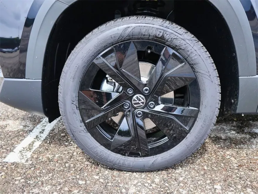 2025 Volkswagen Taos SE photo 1