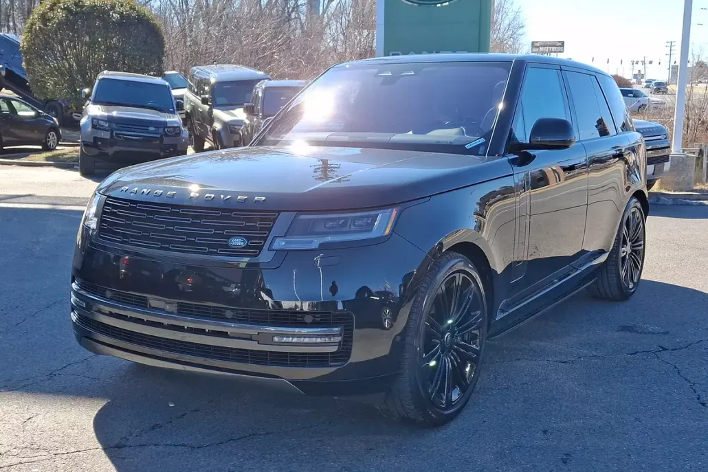 2023 Land Rover Range Rover SE photo 1