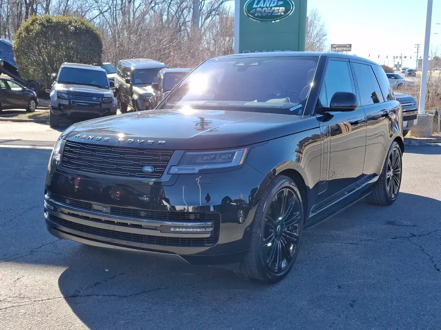 2023 Land Rover Range Rover SE photo 1