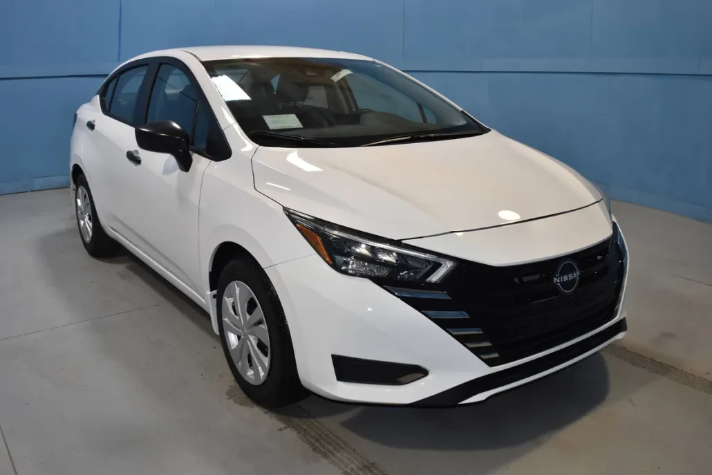 2025 Nissan Versa 1.6 S photo 1