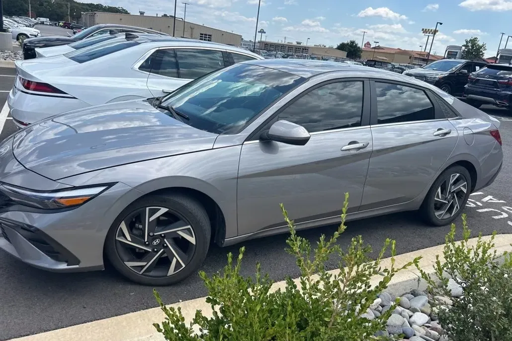 2024 Hyundai Elantra SEL Convenience photo 1