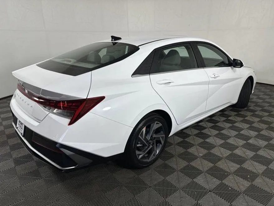 2025 Hyundai Elantra SEL Convenience photo 6