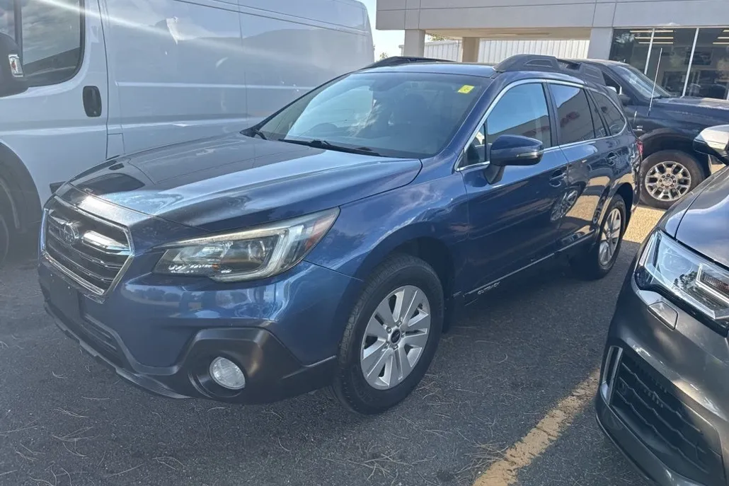 2019 Subaru Outback 2.5i Premium photo 1