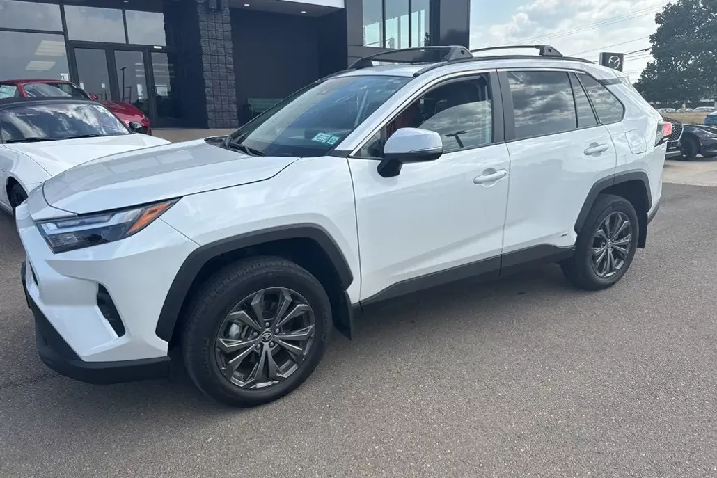 2023 Toyota RAV4 Hybrid XLE Premium photo 1