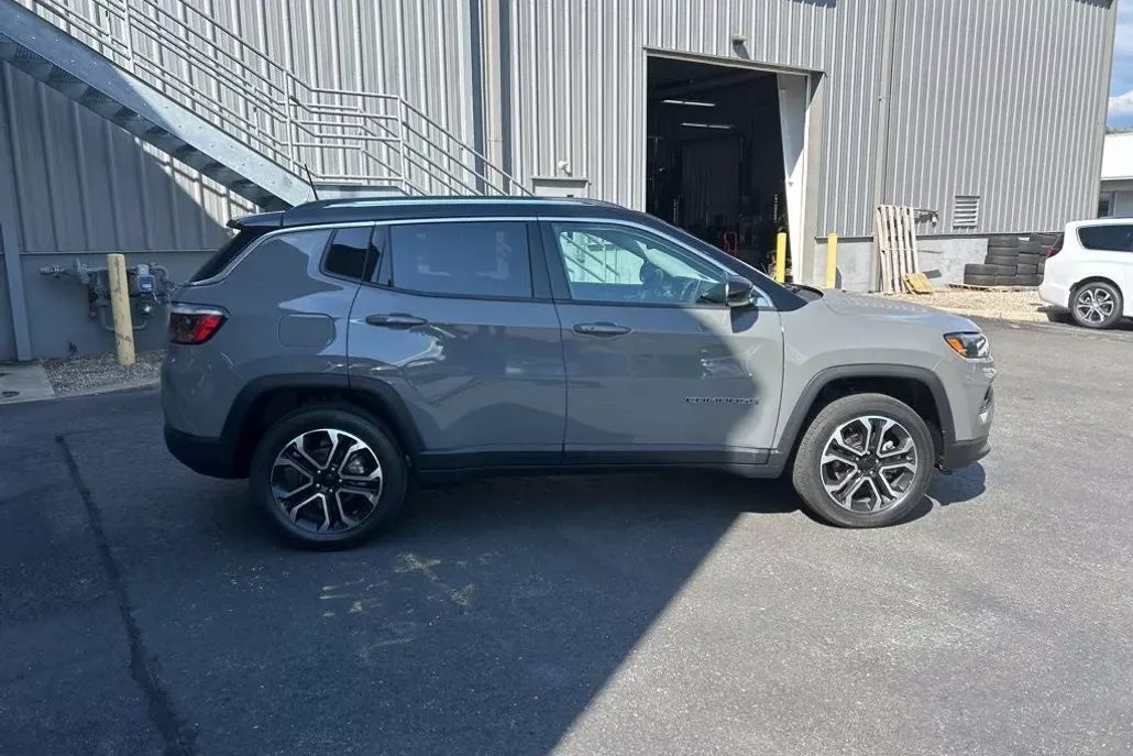 2022 Jeep Compass Limited photo 1