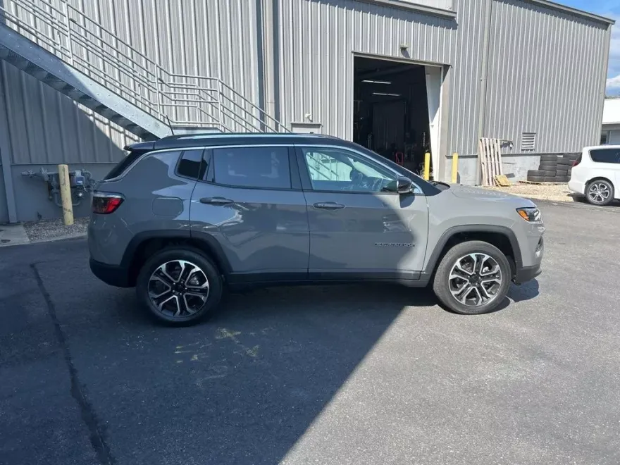 2022 Jeep Compass Limited photo 1