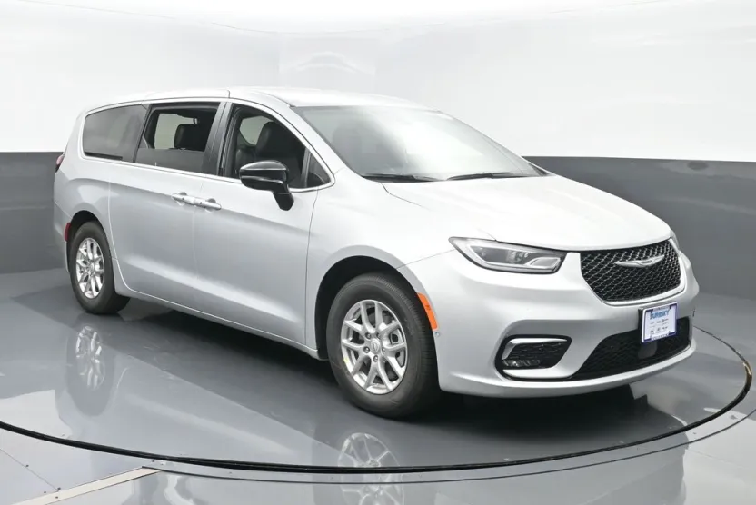 2026 Chrysler Pacifica photo 1