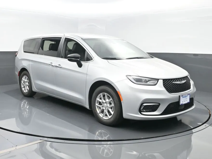 2026 Chrysler Pacifica photo 1
