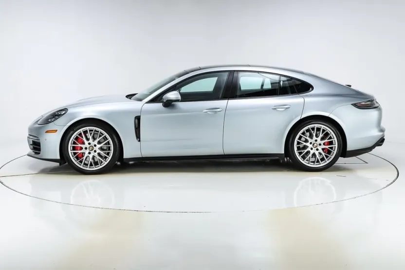2022 Porsche Panamera GTS photo 1