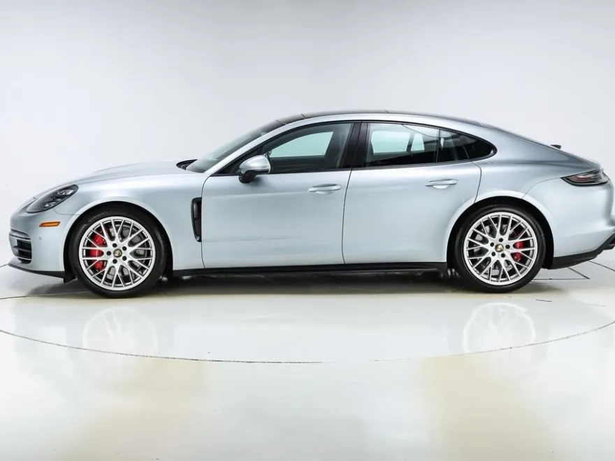 2022 Porsche Panamera GTS photo 1