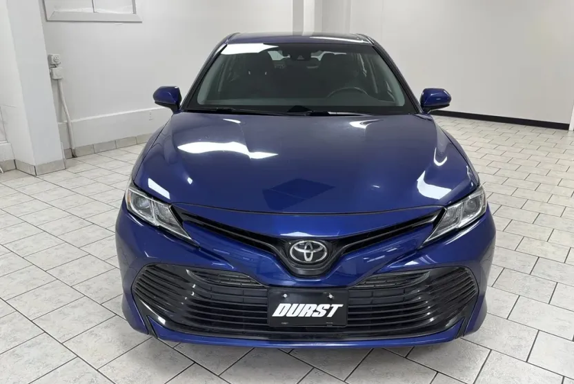 2018 Toyota Camry LE Hybrid photo 1