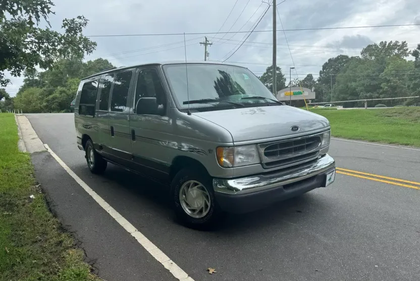 2000 Ford E-150 photo 1
