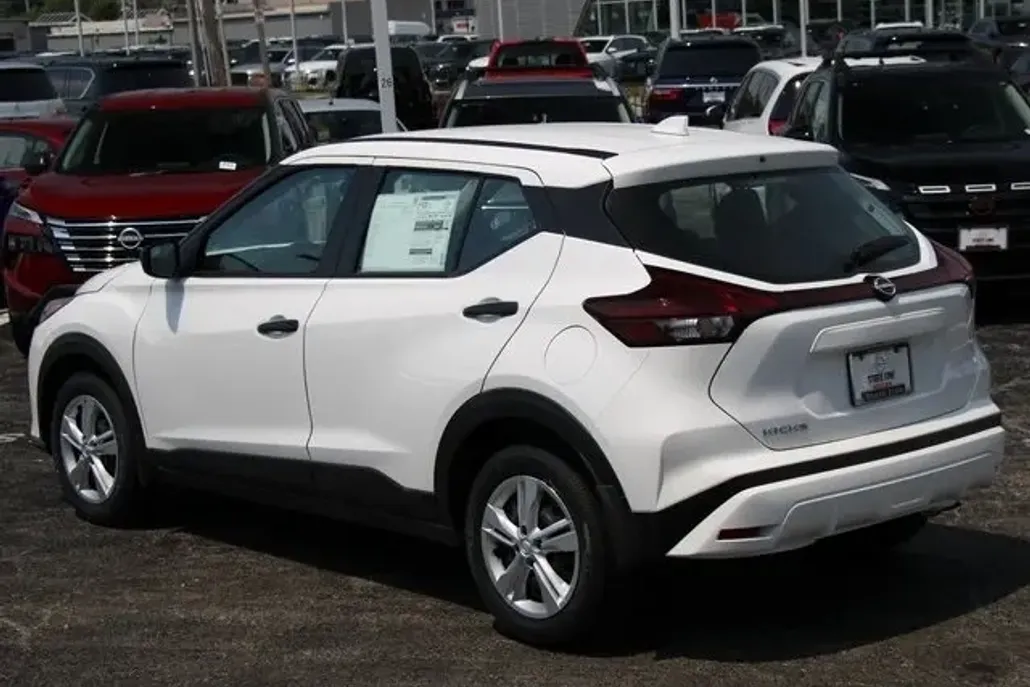 2025 Nissan Kicks Play S photo 1