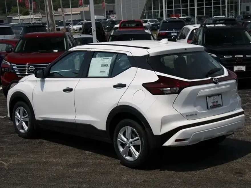 2025 Nissan Kicks Play S photo 1