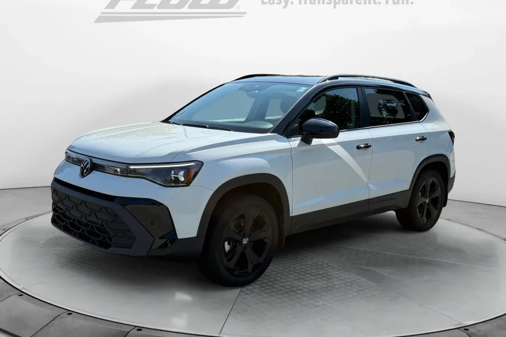 2025 Volkswagen Taos SE photo 1