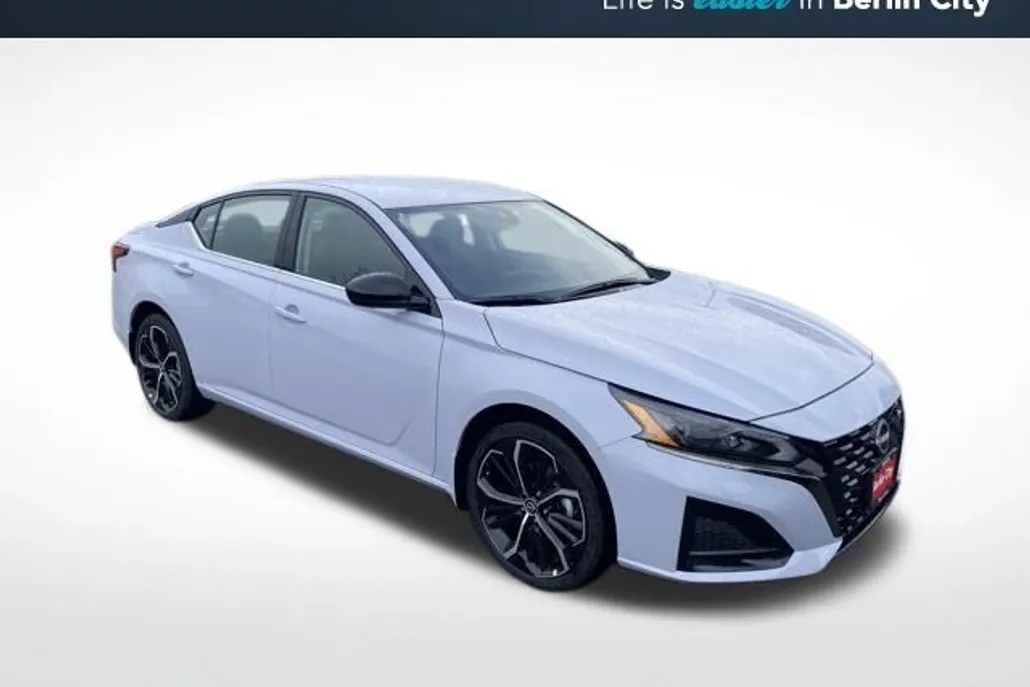 2025 Nissan Altima SR photo 1