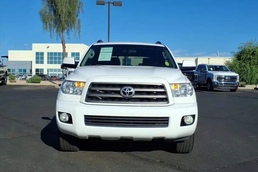 2017 Toyota Sequoia SR5 photo 1