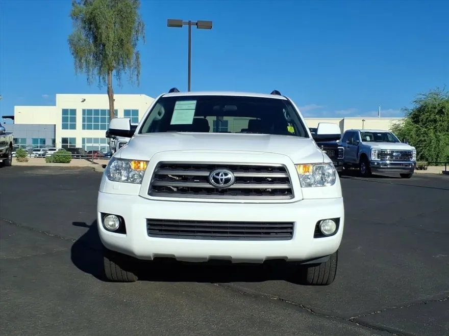 2017 Toyota Sequoia SR5 photo 1