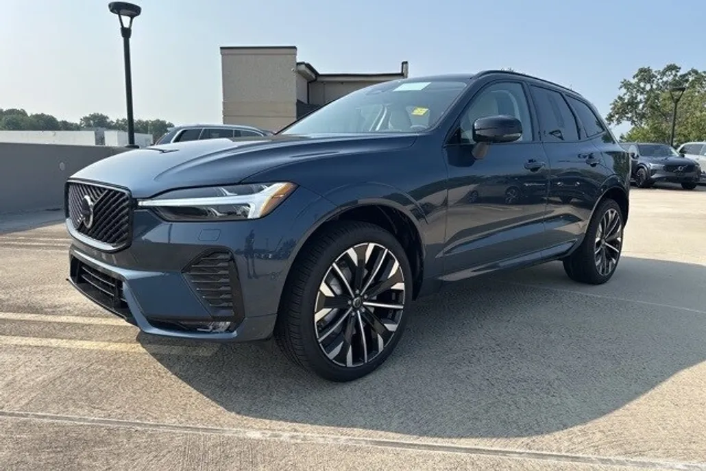 2026 Volvo XC60 B5 photo 1
