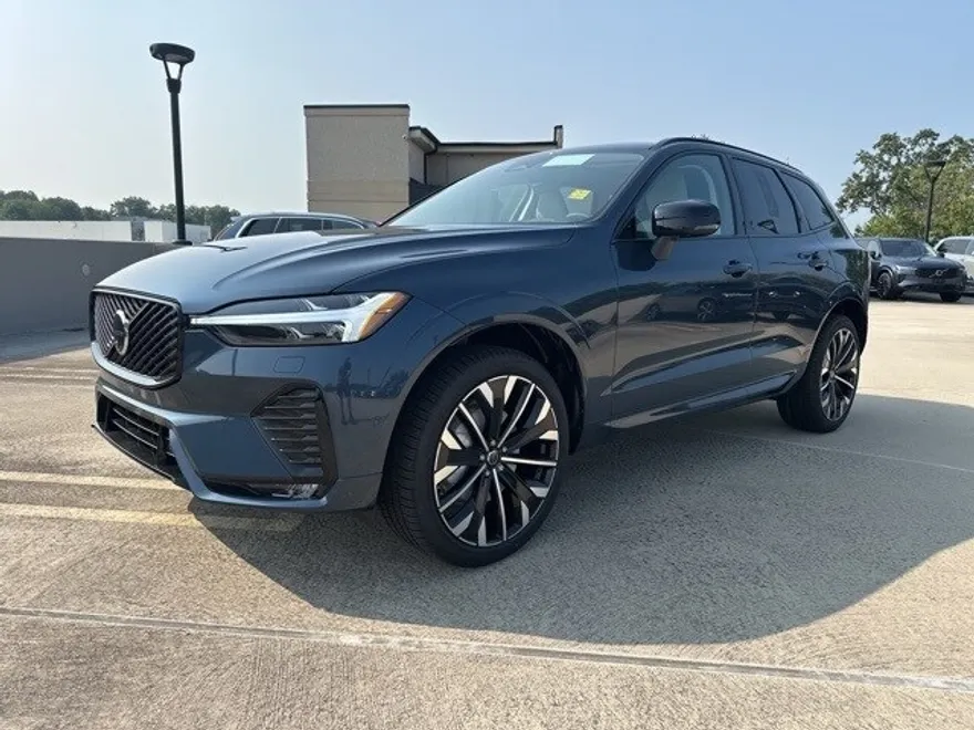 2026 Volvo XC60 B5 photo 1
