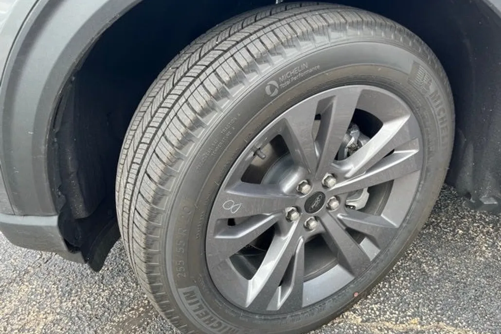 2025 Ford Explorer photo 1