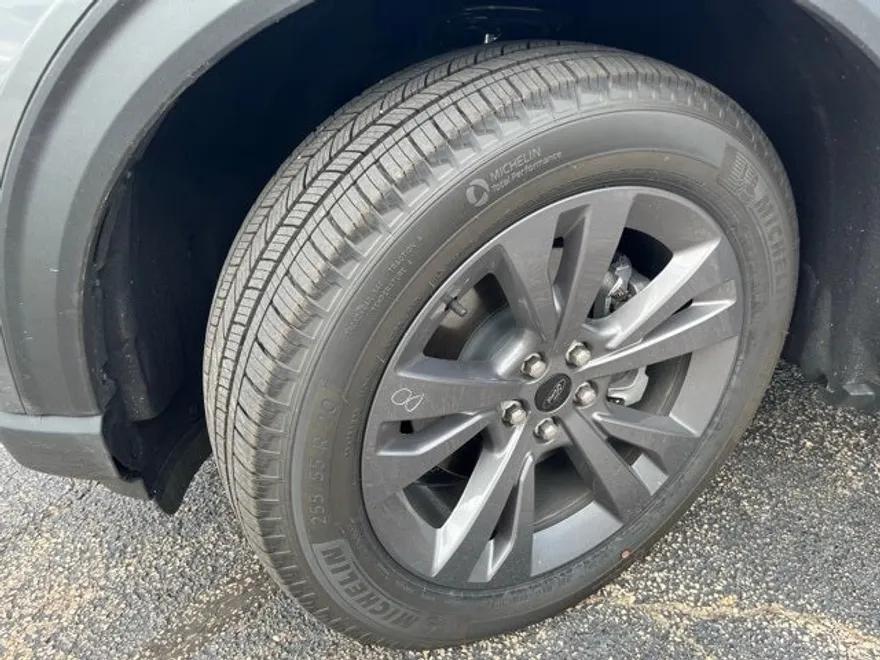 2025 Ford Explorer photo 1