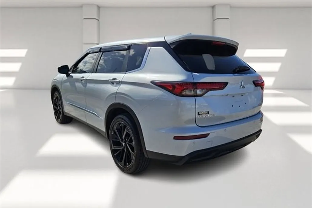 2022 Mitsubishi Outlander ES photo 1
