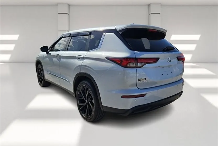 2022 Mitsubishi Outlander ES photo 1