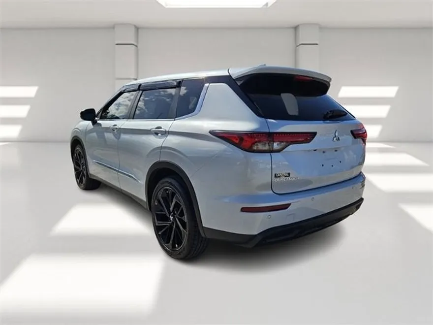 2022 Mitsubishi Outlander ES photo 1