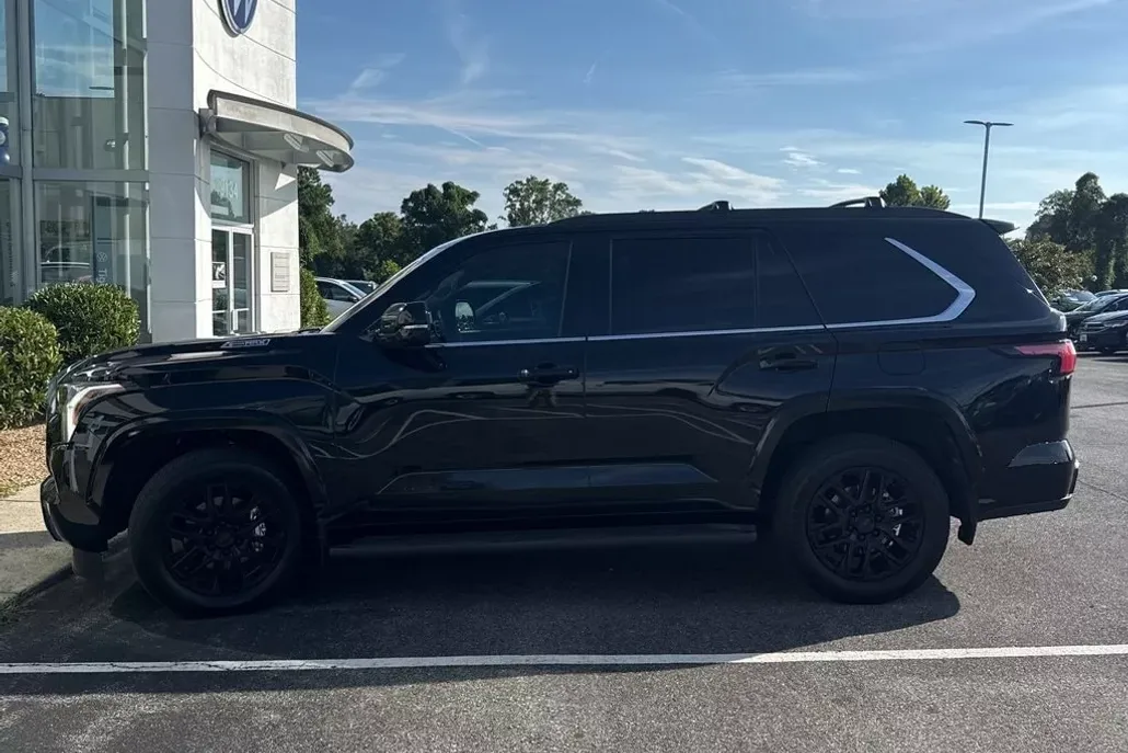 2024 Toyota Sequoia SR5 photo 1