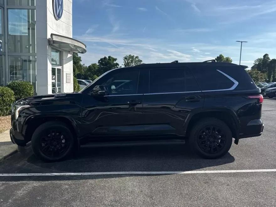 2024 Toyota Sequoia SR5 photo 1