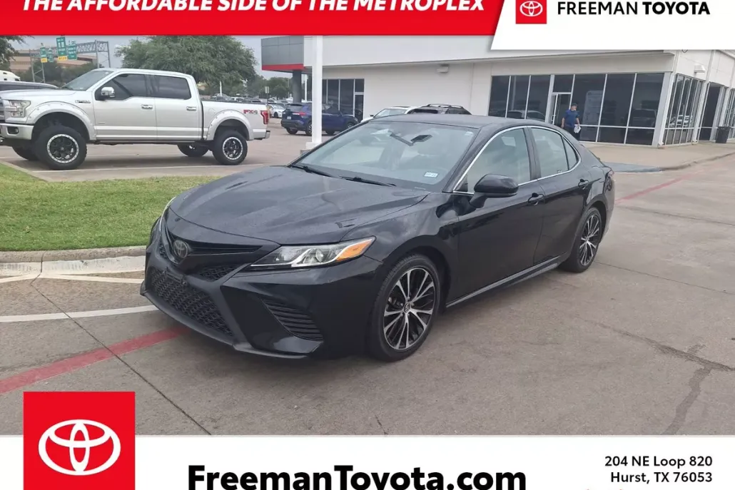 2019 Toyota Camry SE photo 1