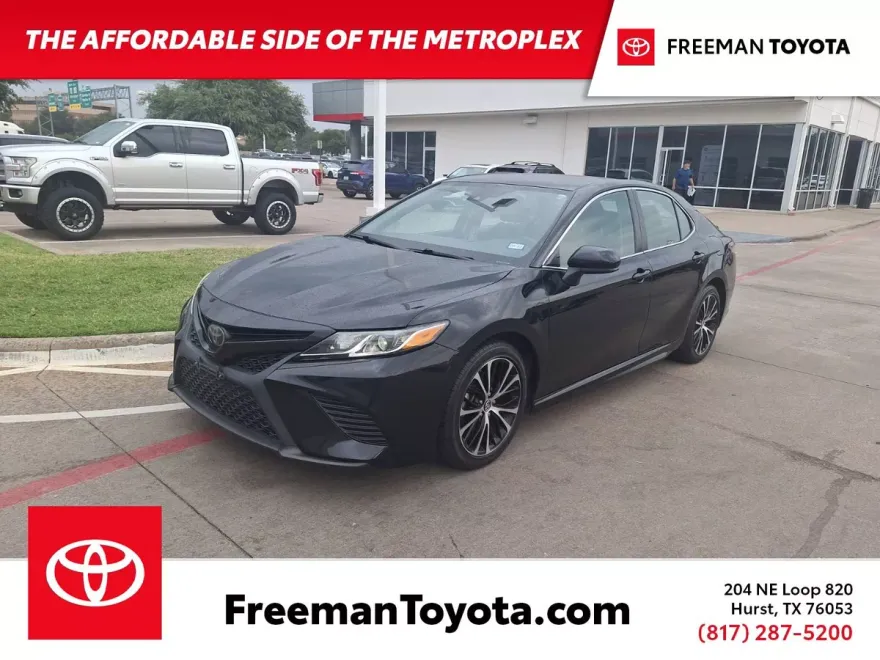 2019 Toyota Camry SE photo 1