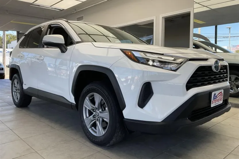 2022 Toyota RAV4 Hybrid XLE photo 1