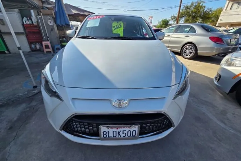 2019 Toyota Yaris LE photo 1