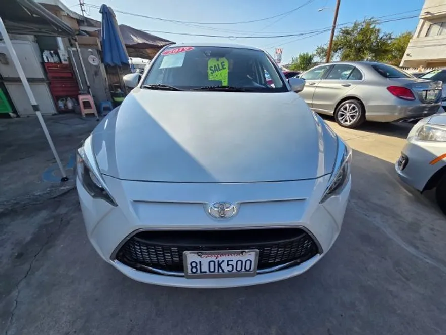 2019 Toyota Yaris LE photo 1