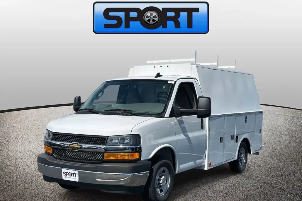 2024 Chevrolet Express Cutaway 3500 photo 1