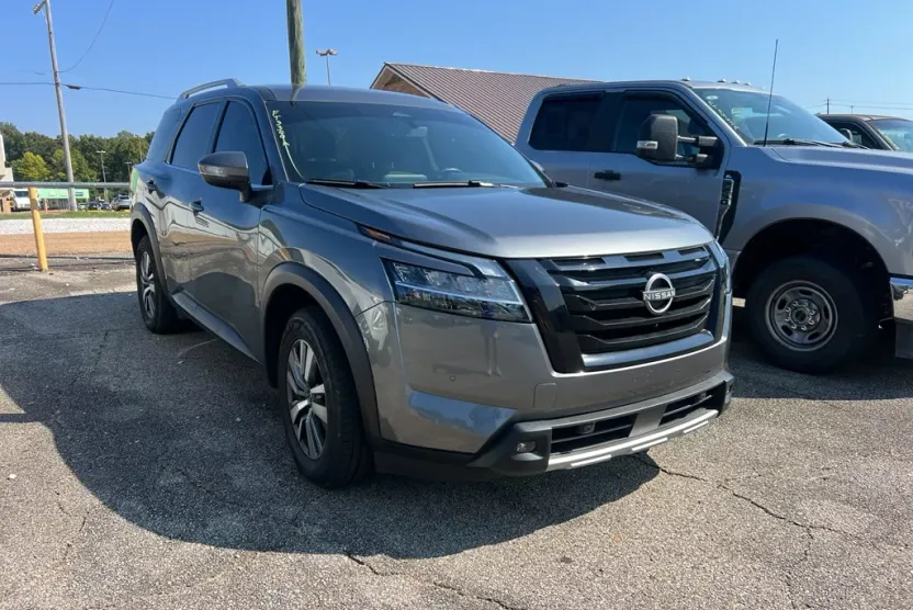 2023 Nissan Pathfinder SL photo 1