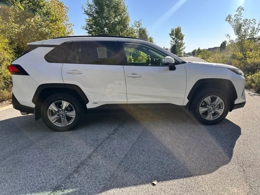 2024 Toyota RAV4 Hybrid XLE photo 1